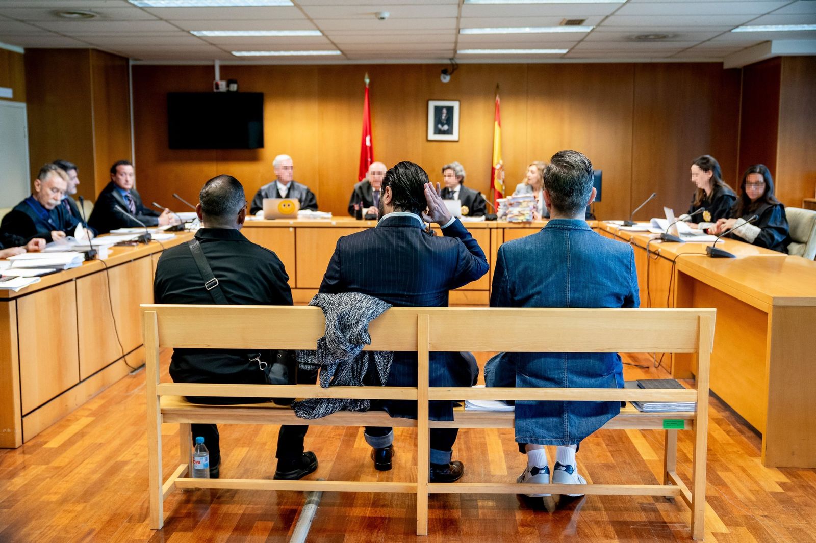 Amargo, en el centro, durante una de las sesiones del juicio