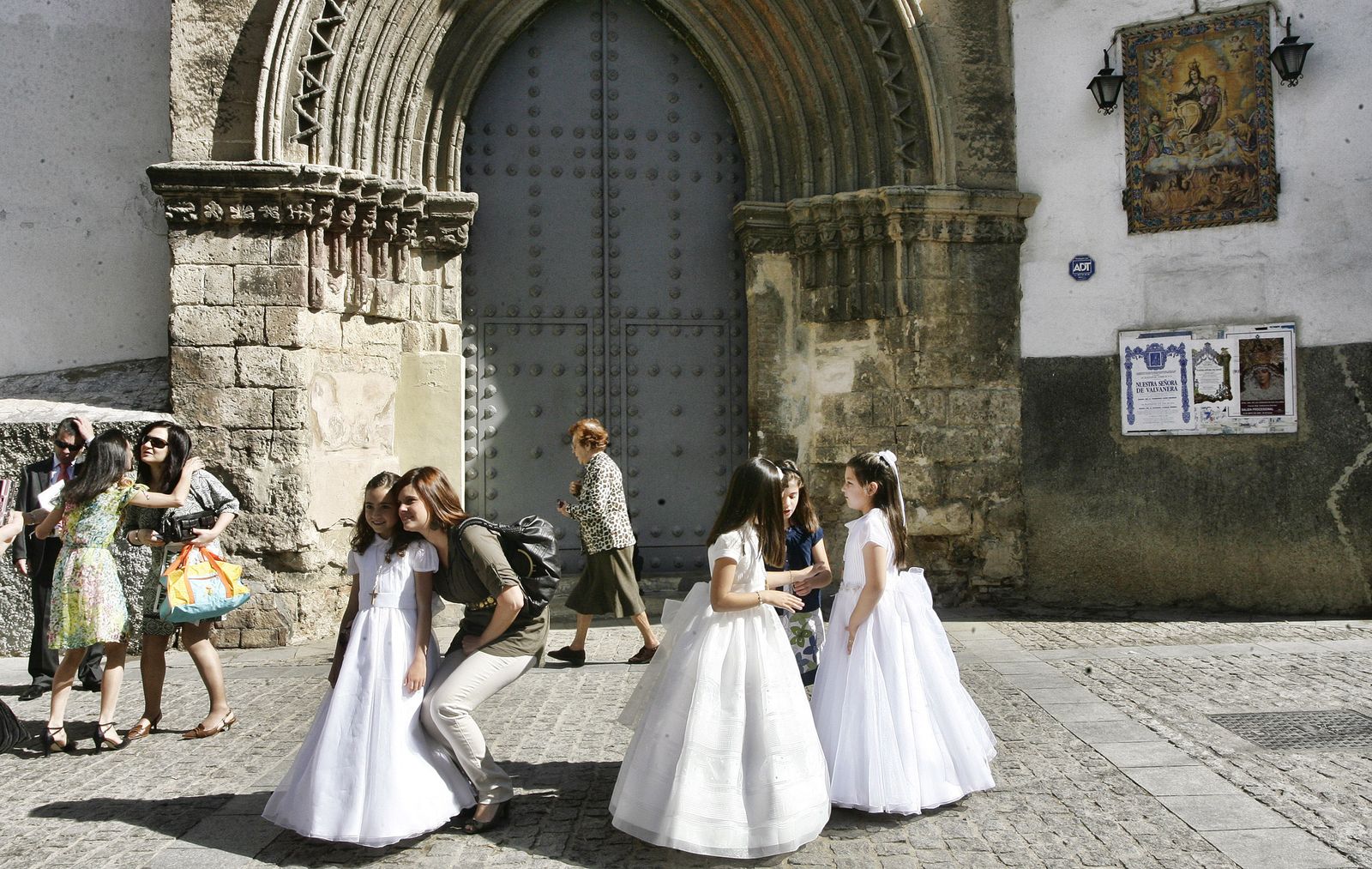 Niñas vestidas de Primera Común en la calle Feria