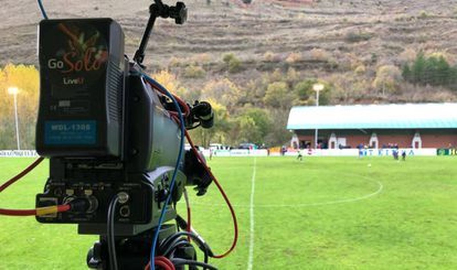 Una cámara de televisión, en un estadio de la ya extinta Segunda B