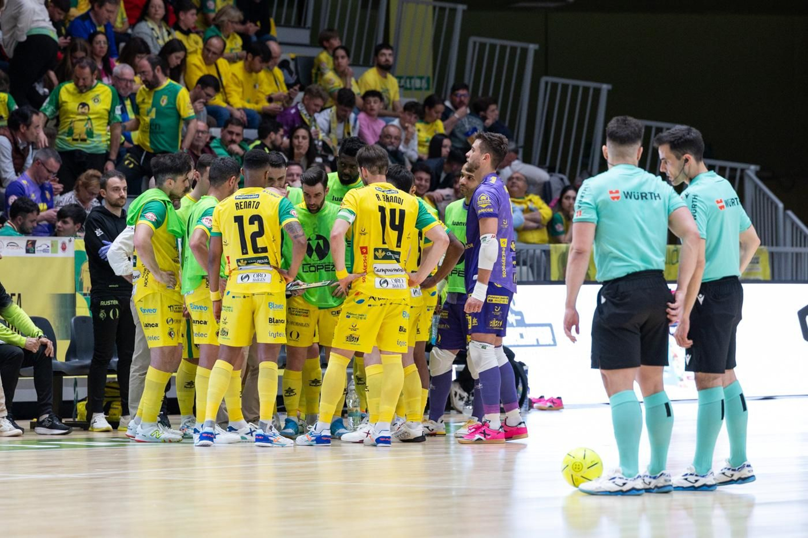 En imágenes: la afición y mejores jugadas del Jaén FS - Jimbee Cartagena