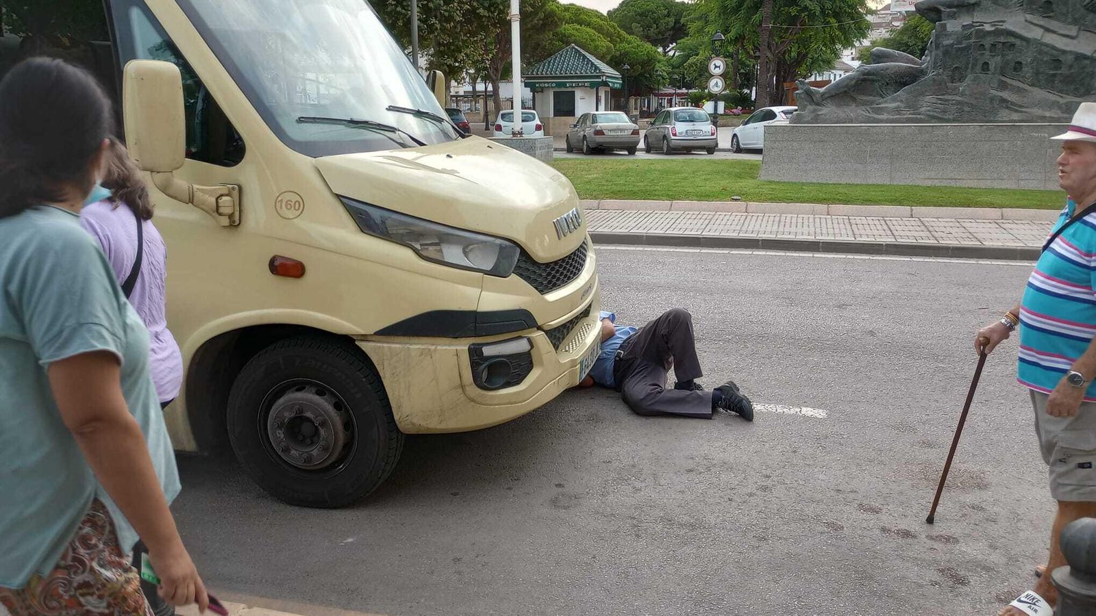 Un trabajador del consorcio intentando subsanar la avería que dejó al vehículo sin salir.