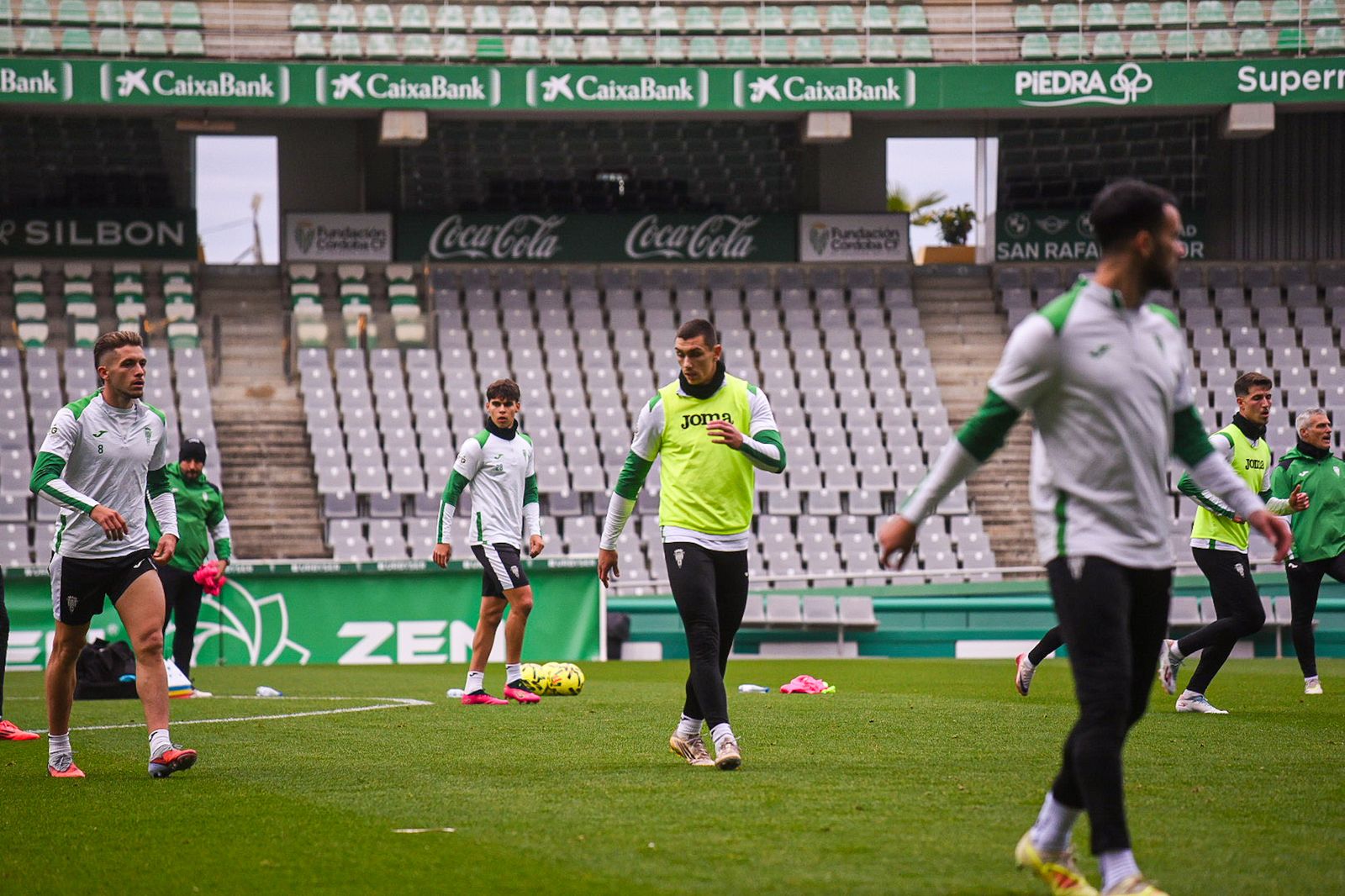 El Córdoba CF se deja querer por su afición en el Día de Año Nuevo: las fotos del entrenamiento de puertas abiertas