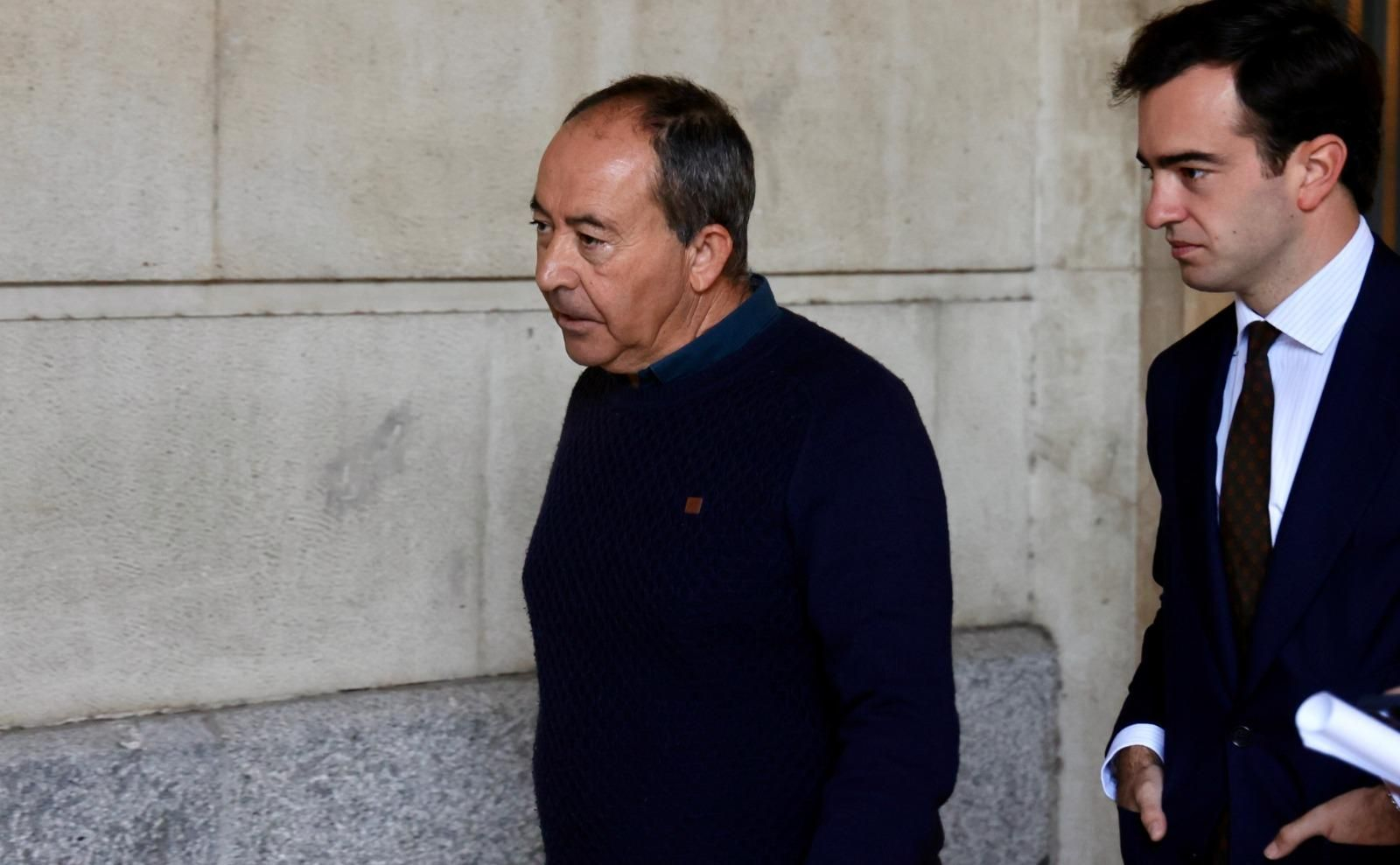 Antonio Velarde, este viernes, a su llegada a los juzgados.