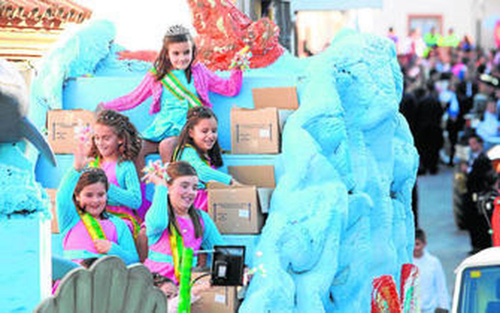 La corte infantil, encabezada por Loreto Correro, reparte caramelos a su paso por las calles de la Villa, ayer por la tarde.