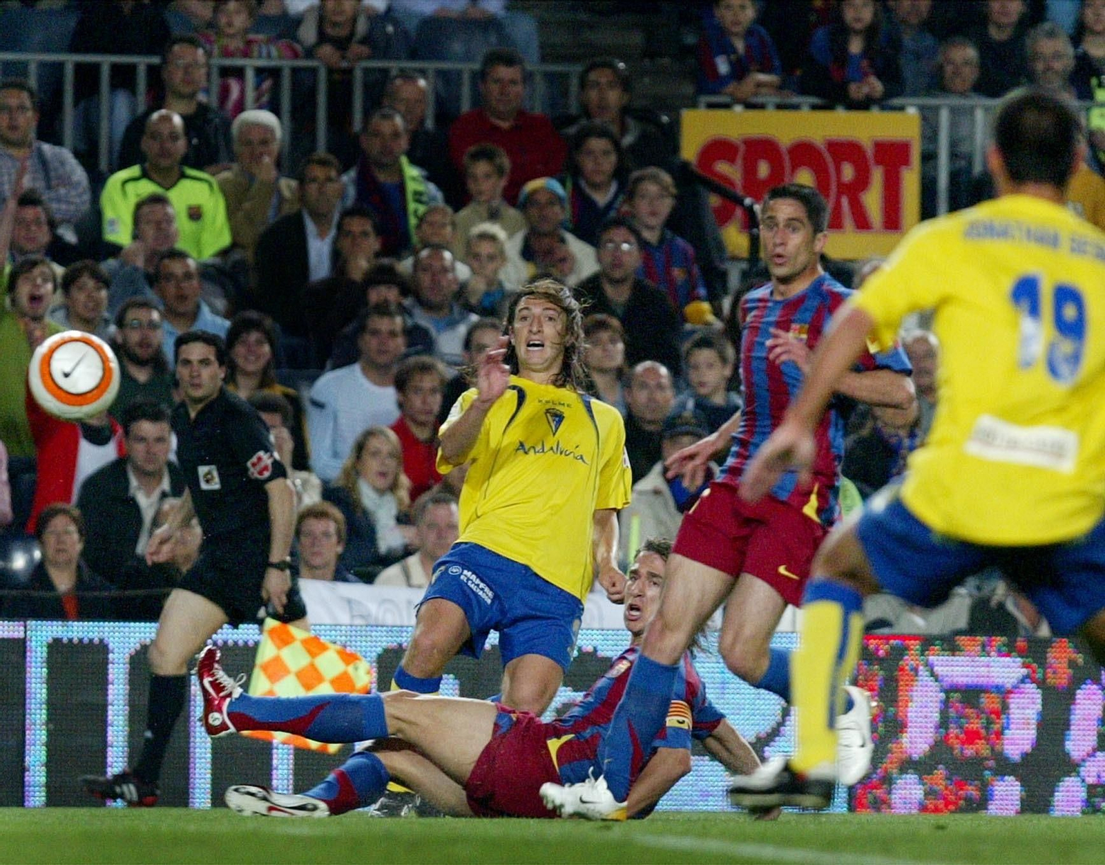 Pavoni atento a una jugada en el Barcelona-Cádiz disputado en 2006.