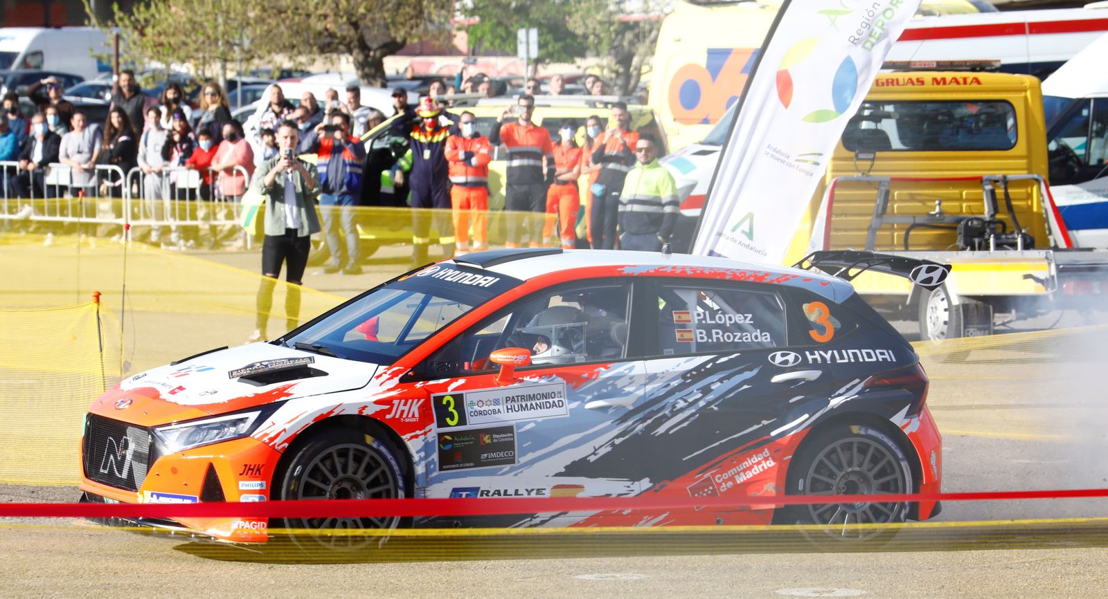 Pepe López y Borja Rozada, en el tramo urbano del Rallye Sierra Morena en 2022.