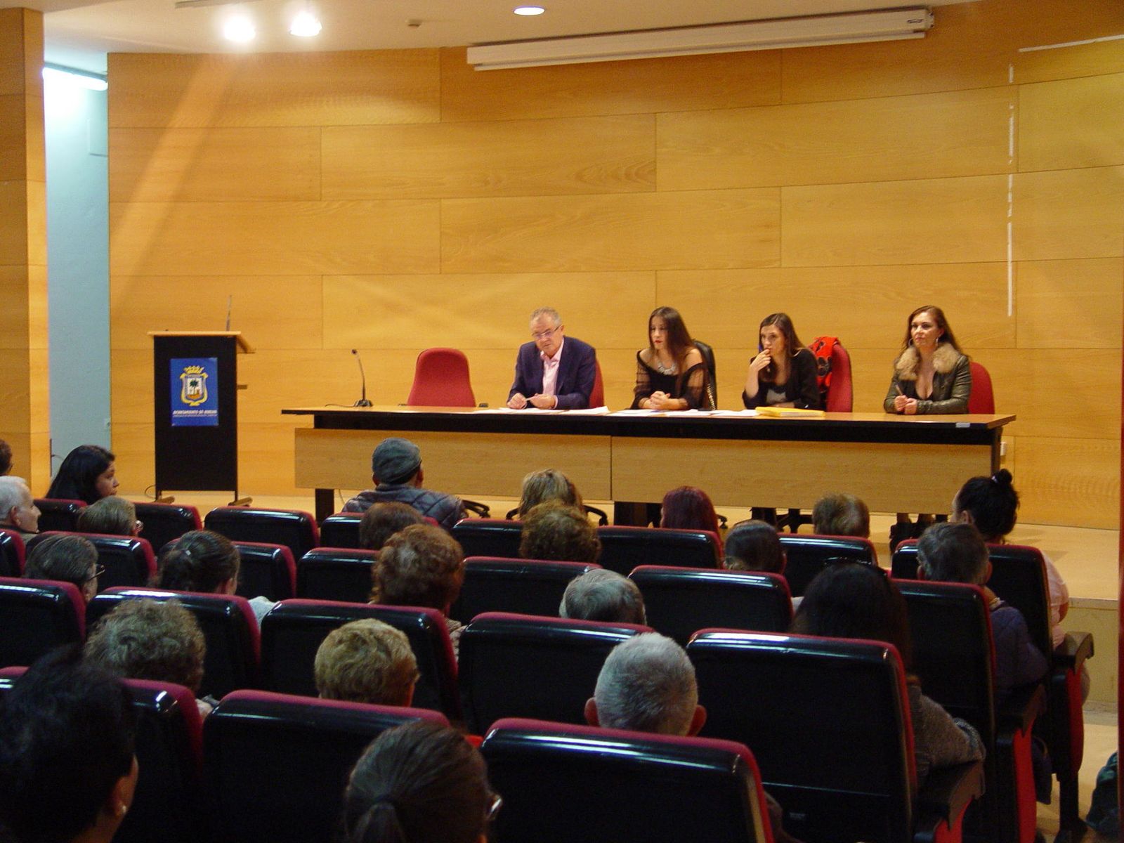 Rafael López, Esperanza Ornedo, María Márquez e Isabel Morales, en la Gota de Leche durante la asamblea extraordinaria.