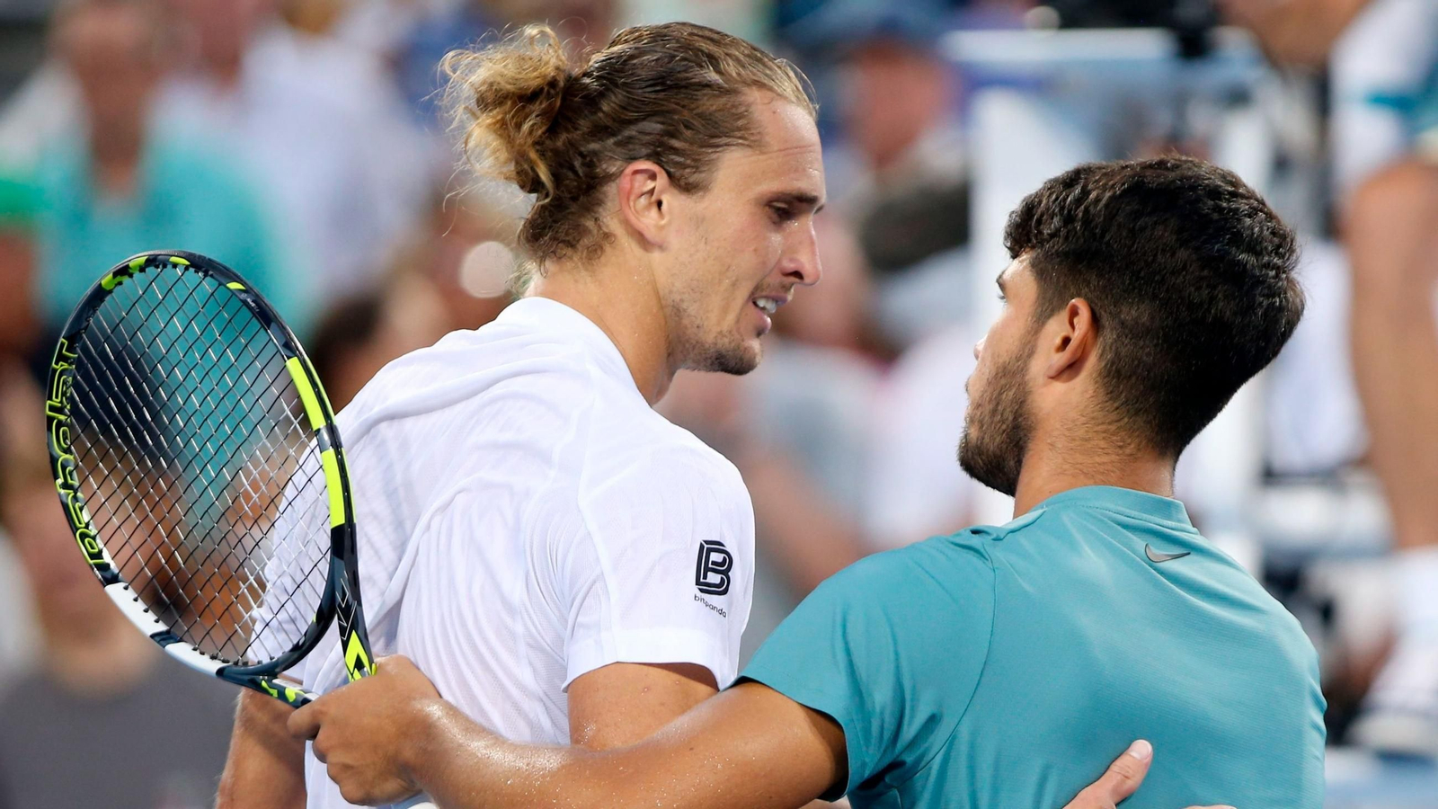 Carlos Alcaraz y Zverev se saludan al final del partido