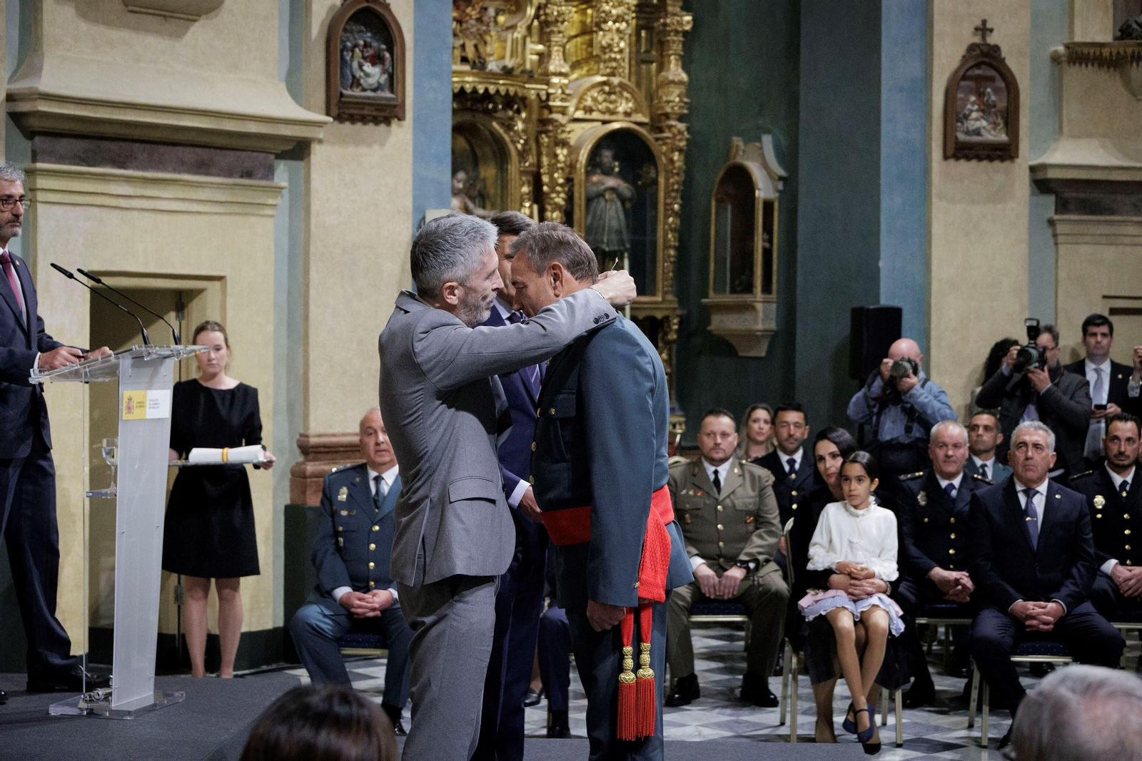 Las imágenes de la entrega de condecoraciones civiles en Cádiz.