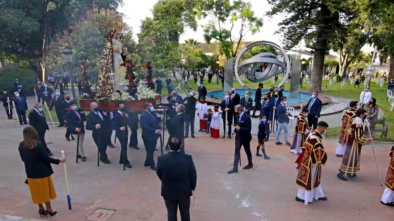Imágenes del rosario de la Aurora de la Candelaria por los jardines de la Atalaya