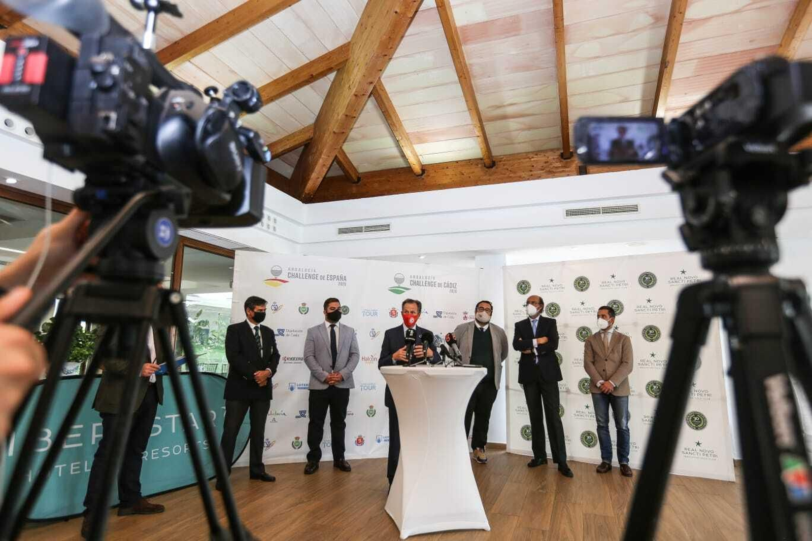 Un momento del acto de presentación de los torneos, este martes en el club que acogerá las competiciones.