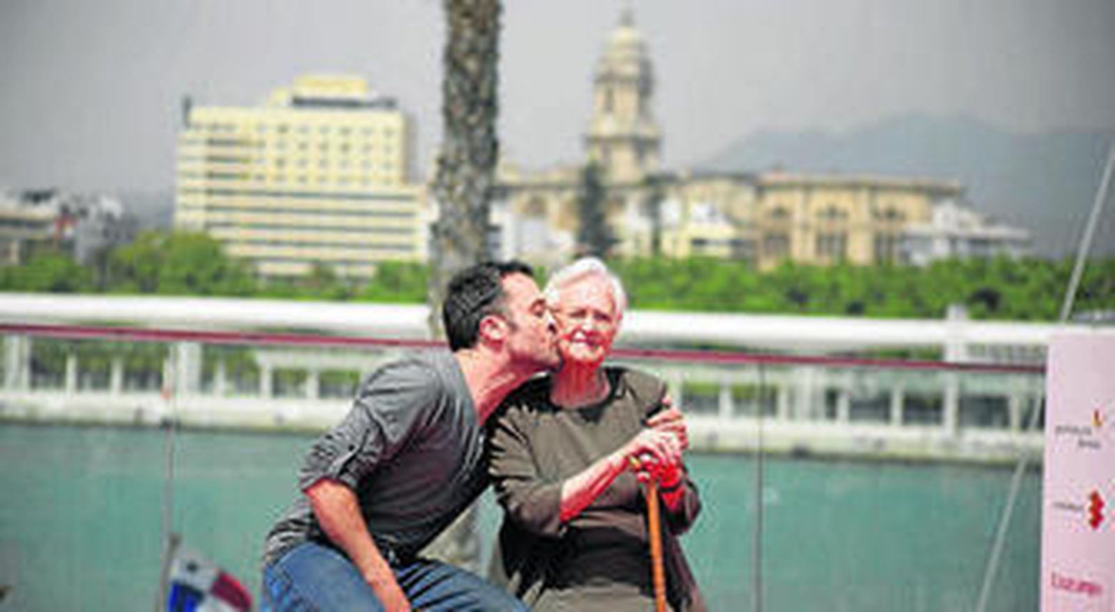 daniel Guzmán, director de 'A cambio de nada', junto a su abuela Antonia Guzmán.