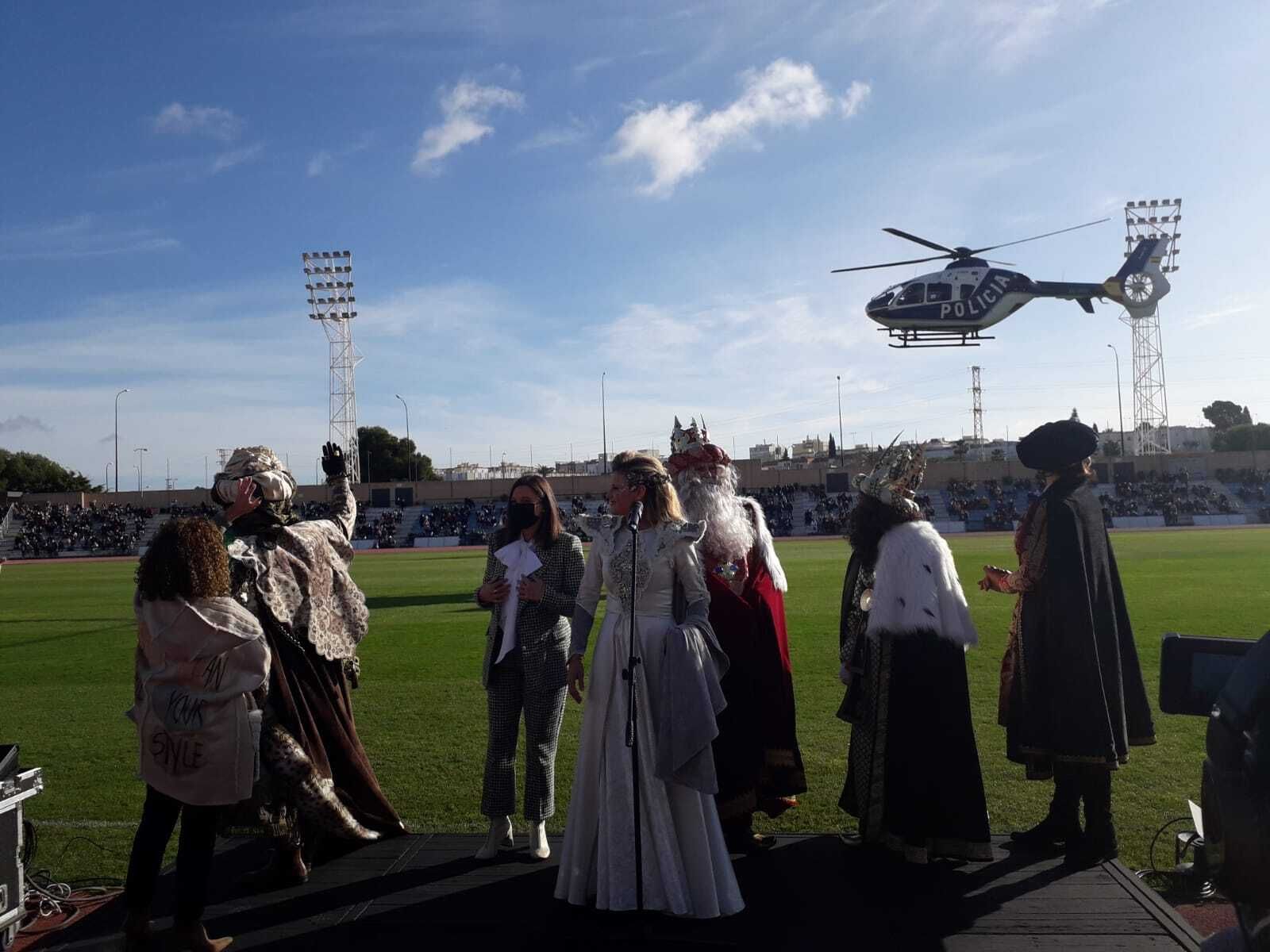 Los Reyes Magos llegan en helicóptero a San Fernando.