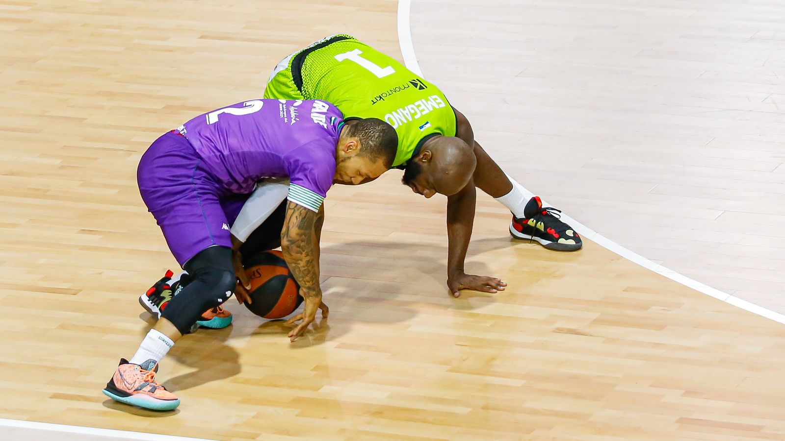 Randle pierde la pelota ante Emegano.