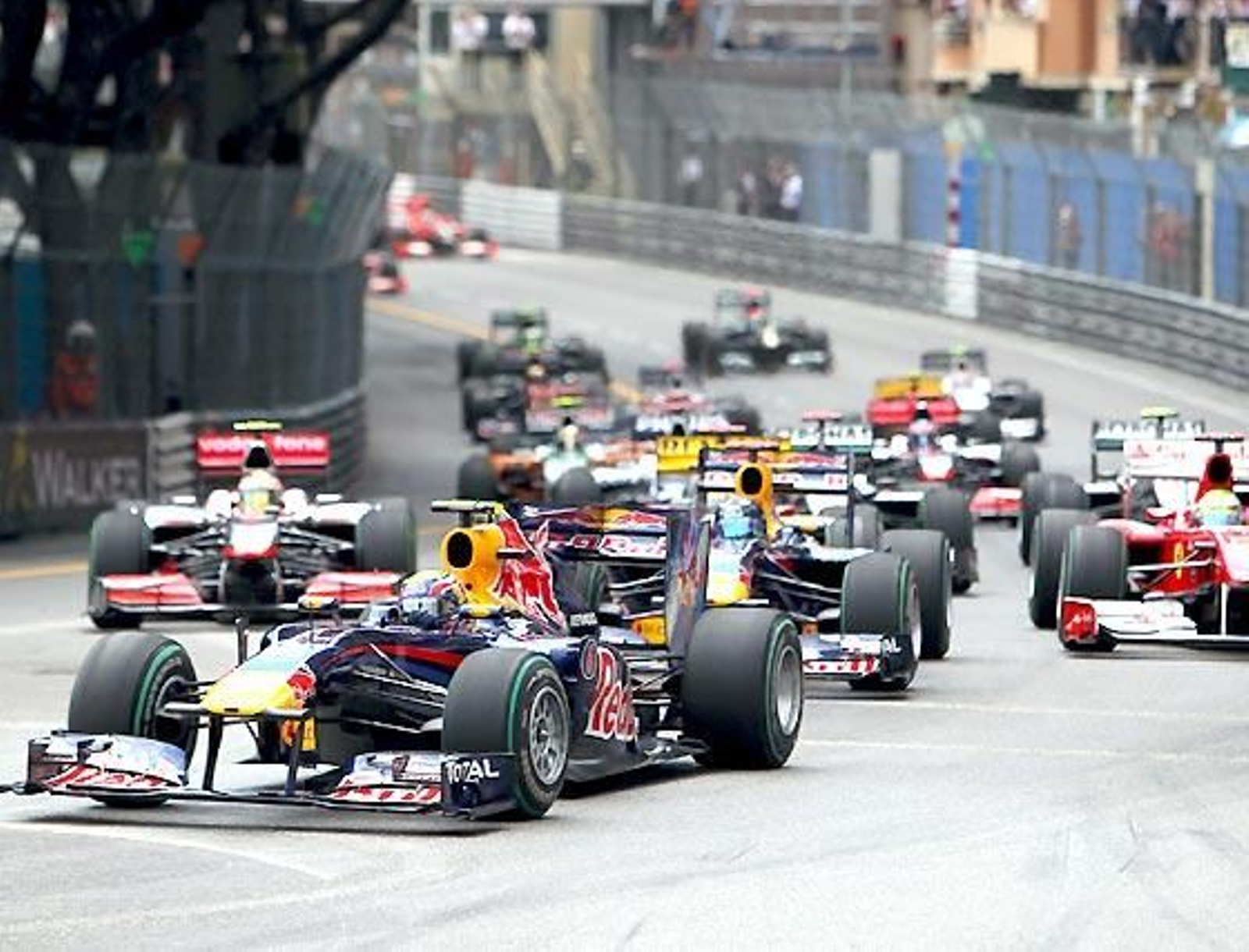 Primeros compases del Gran Premio de Mónaco, con Mark Webber (Red Bull) al frente.

Foto: EFE
