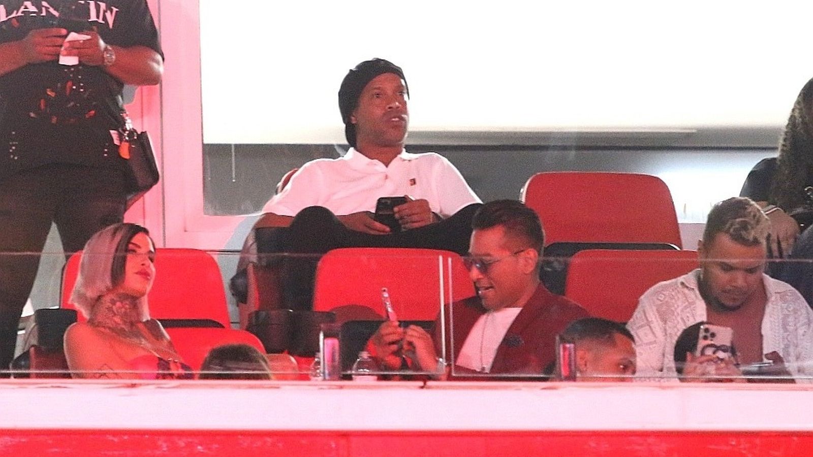 Ronaldinho llegó tarde y se colocó en el palco.