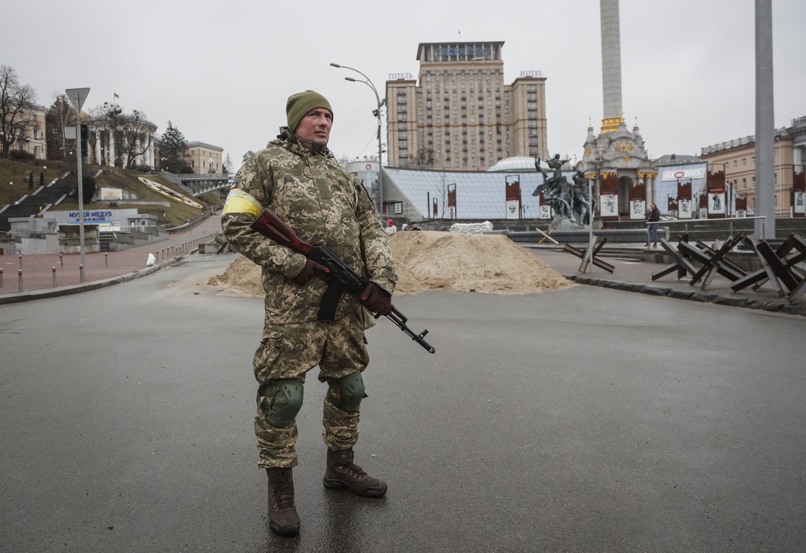 Un militar ruso patrulla las calles de Kiev