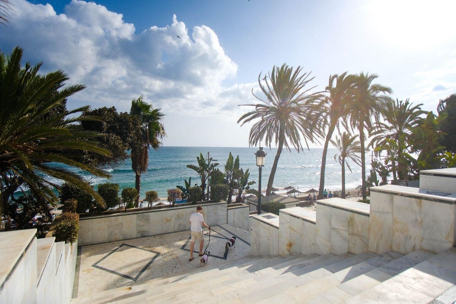 El acceso al paseo marítimo por la calle Arturo Rubinstein.