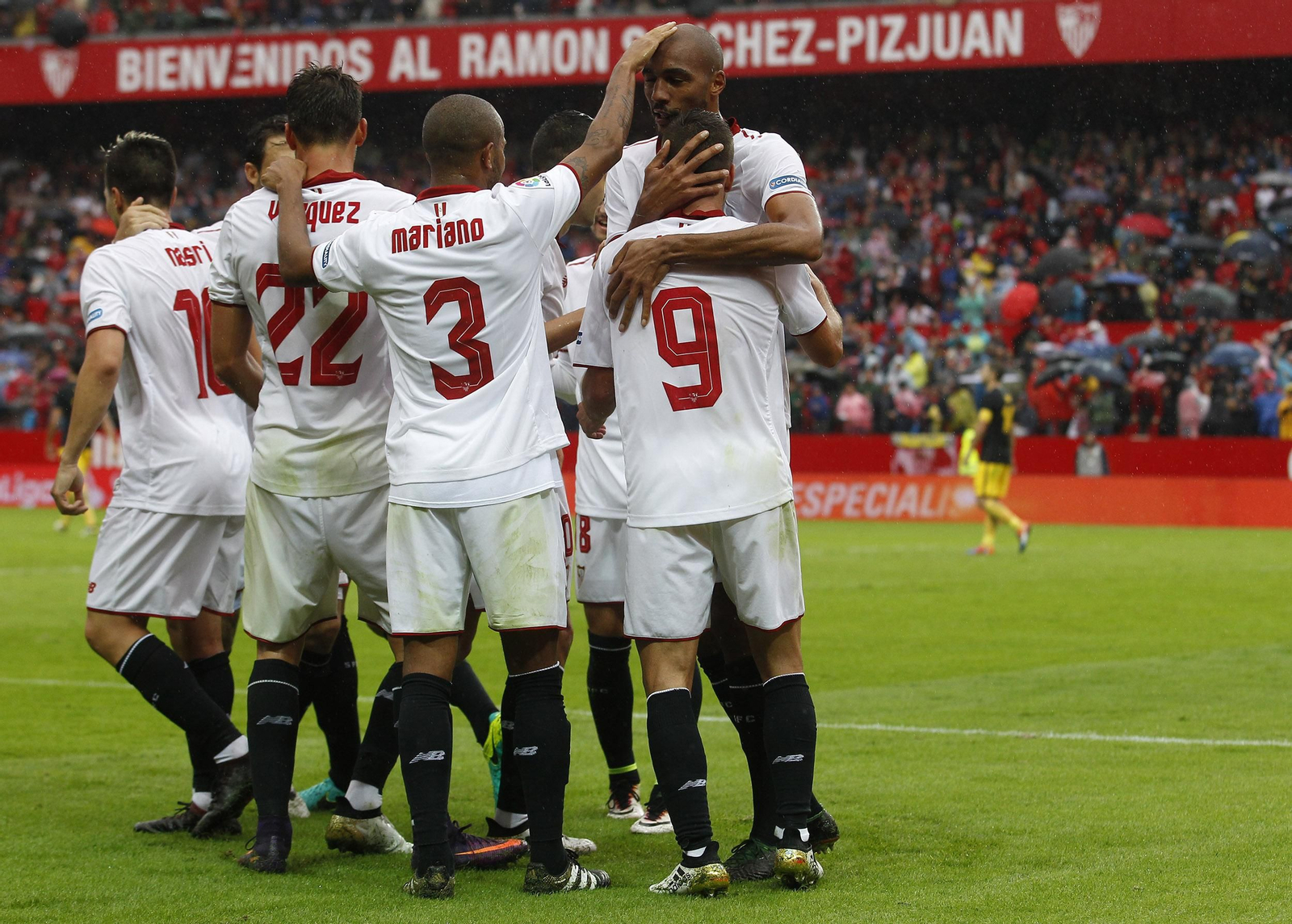 N'Zonzi es abrazado por sus compañeros después de marcar su soberbio gol al Atlético de Madrid.