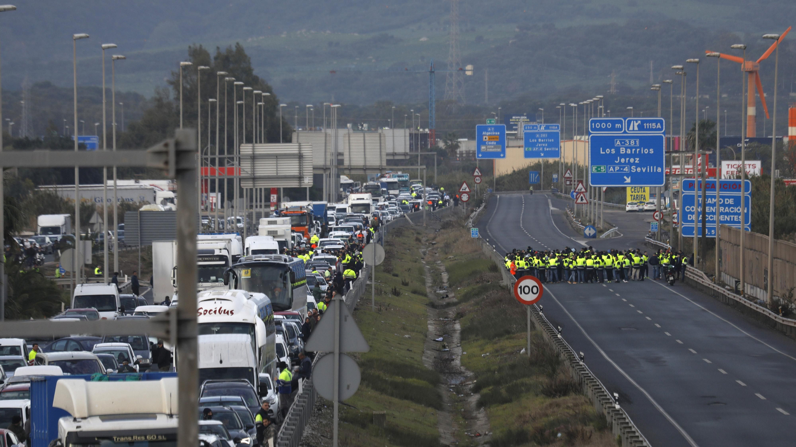 Imágenes del corte de la A-7 por los trabajadores de Acerinox en huelga, este viernes