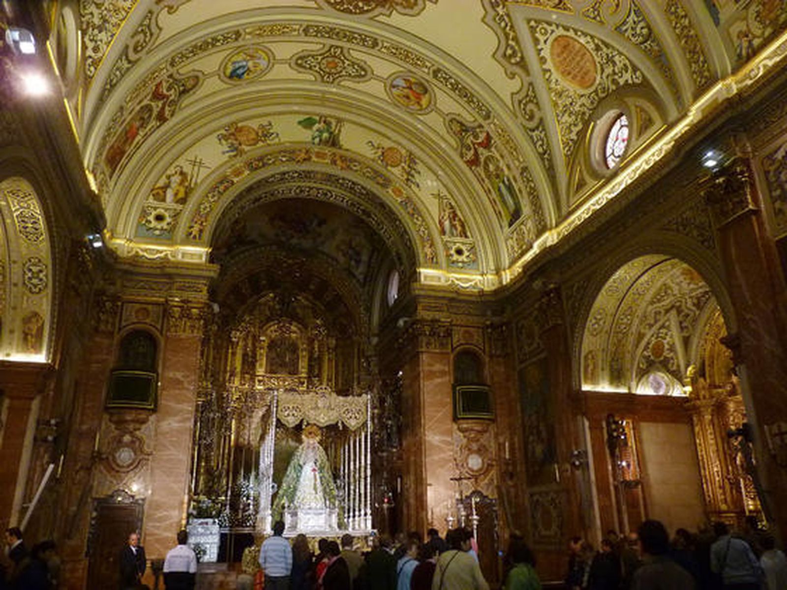 La Virgen luce ataviada como aparece en el azulejo que remata su arco con el manto camaronero.

Foto: Ruesga Bono