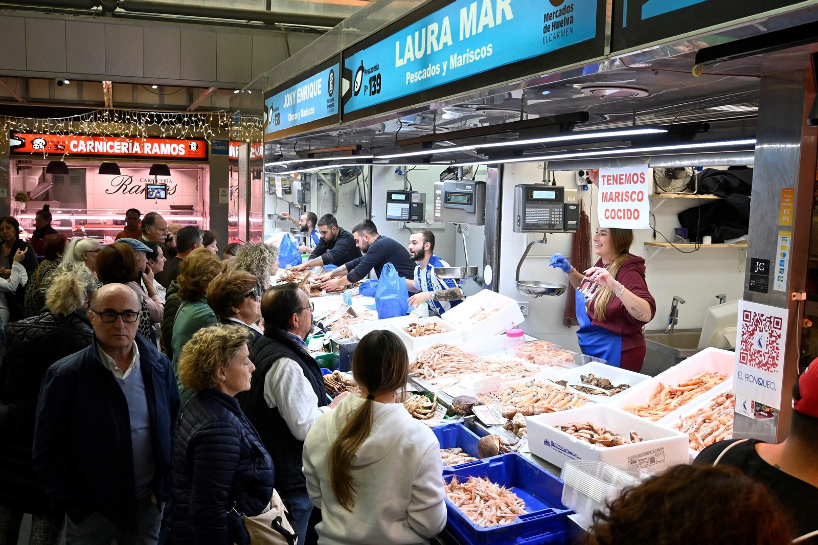Imagen de archivo de compras navideñas en el Mercado del Carmen.