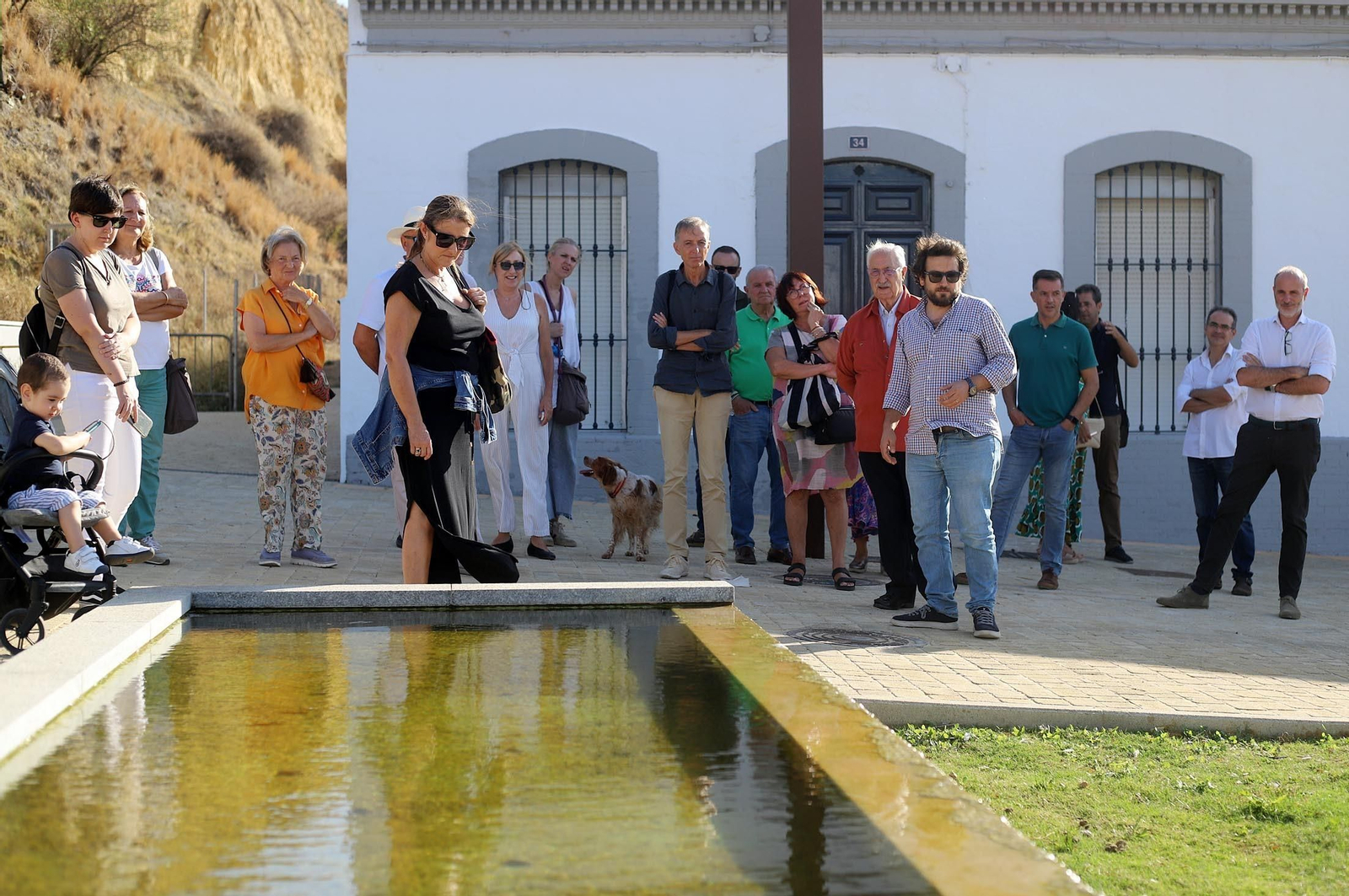 Imágenes de la visita guiada a la Fuente Vieja de Huelva por el arquitecto Francisco Javier López