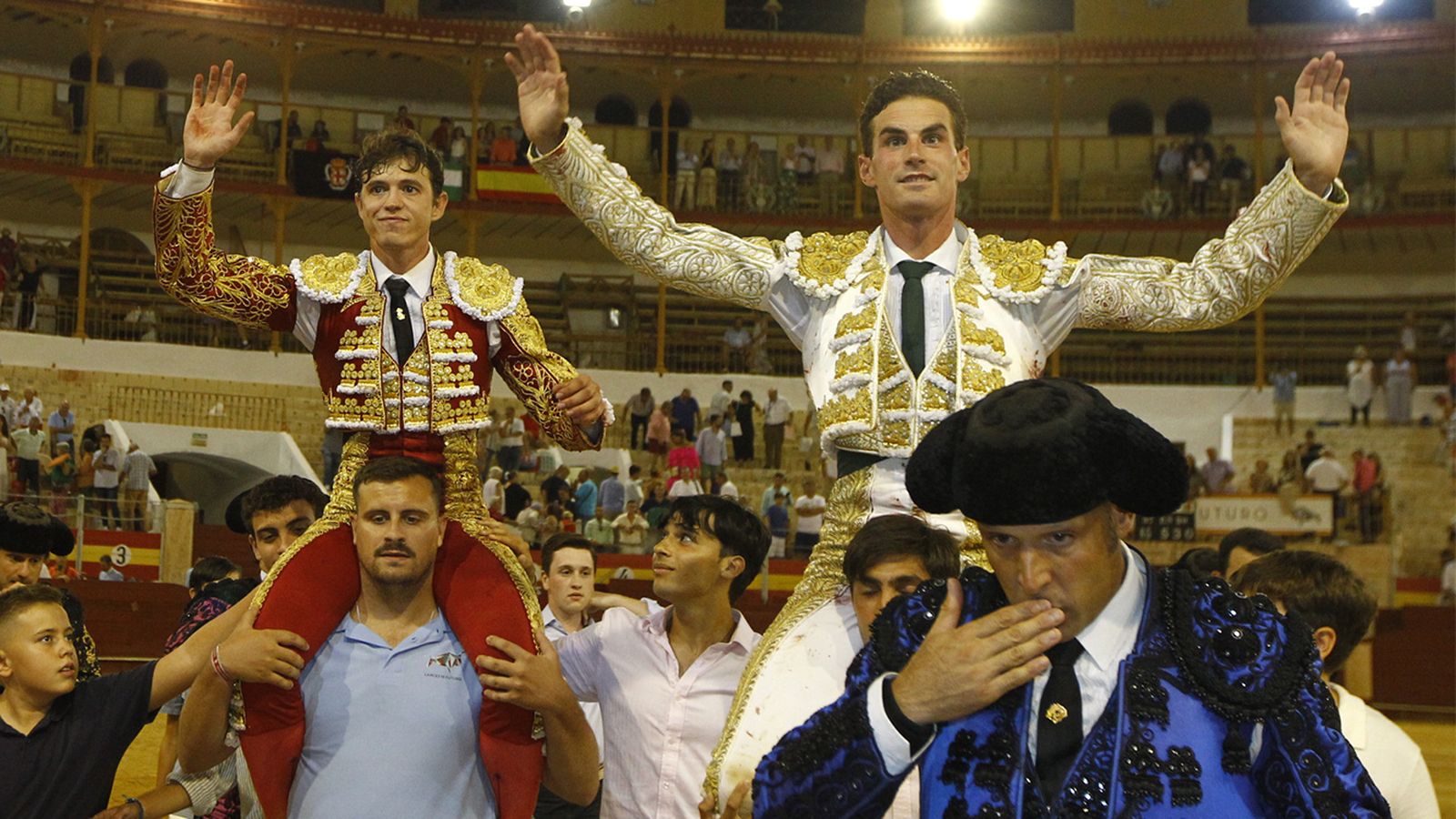 Fernando Adrián y Jorge Martínez salieron por la puerta grande de la plaza de toros de Almería.