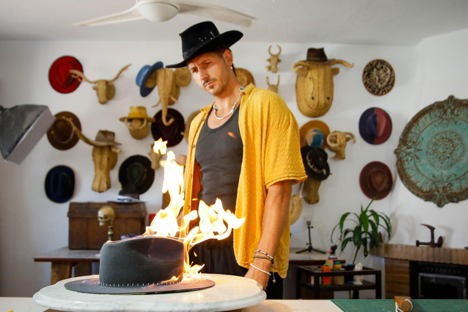 Imágenes del proceso creativo en sombreros de Alejandro Mateo