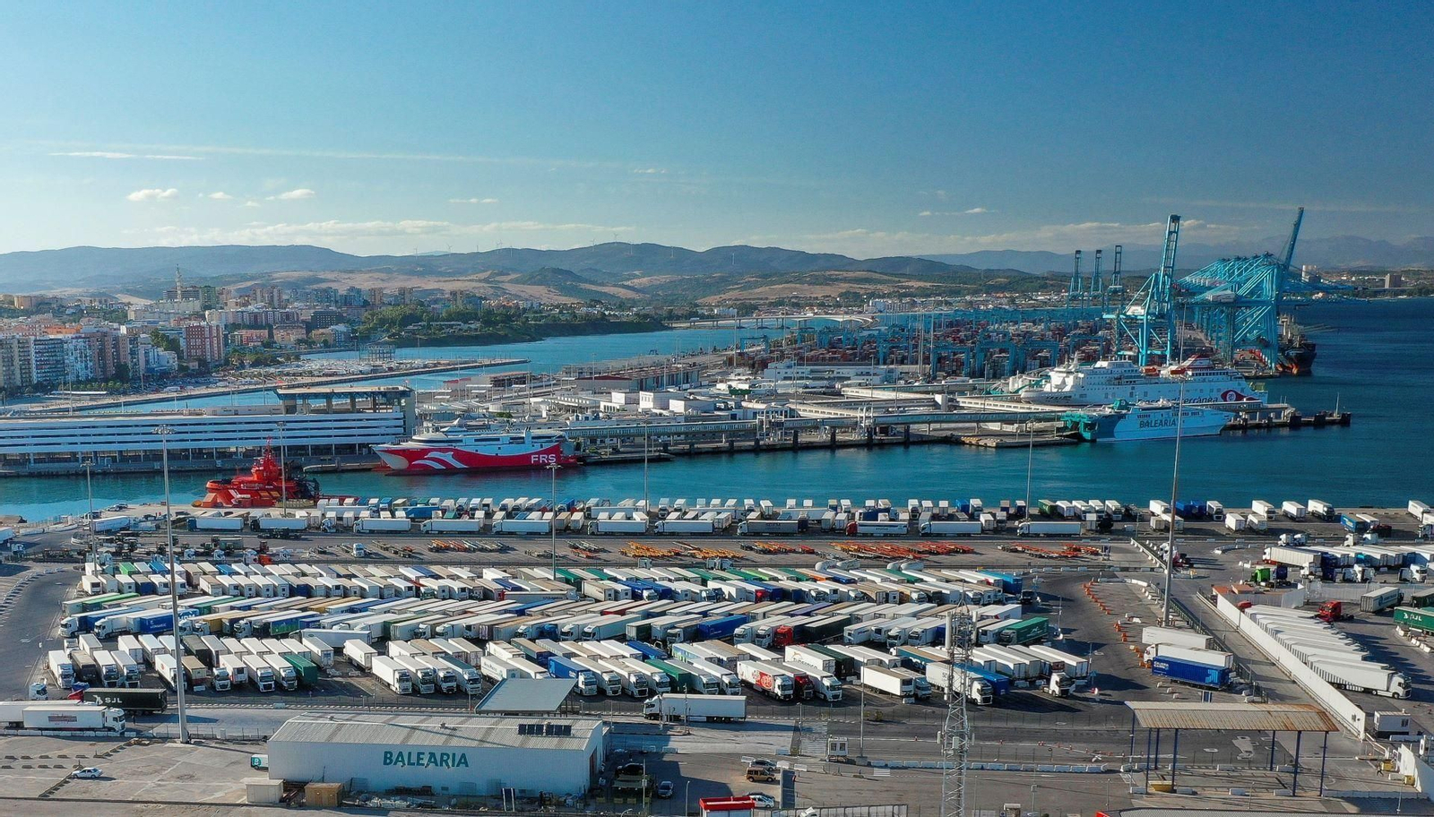 La terminal de camiones del Puerto de Algeciras, en primer término.