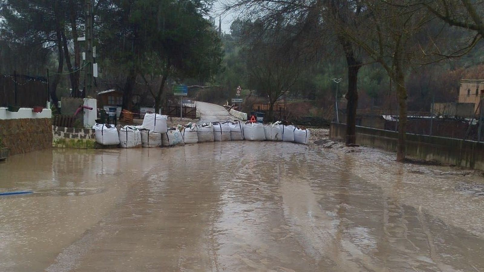 Acceso cortado en El Tarajal, en Priego de Córdoba.
