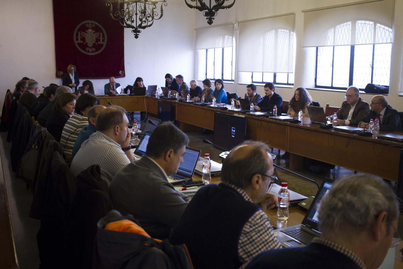 La sesión ordinaria del Consejo de Gobierno celebrada durante la mañana de ayer en el Rectorado. La sesión ordinaria del Consejo de Gobierno celebrada durante la mañana de ayer en el Rectorado.