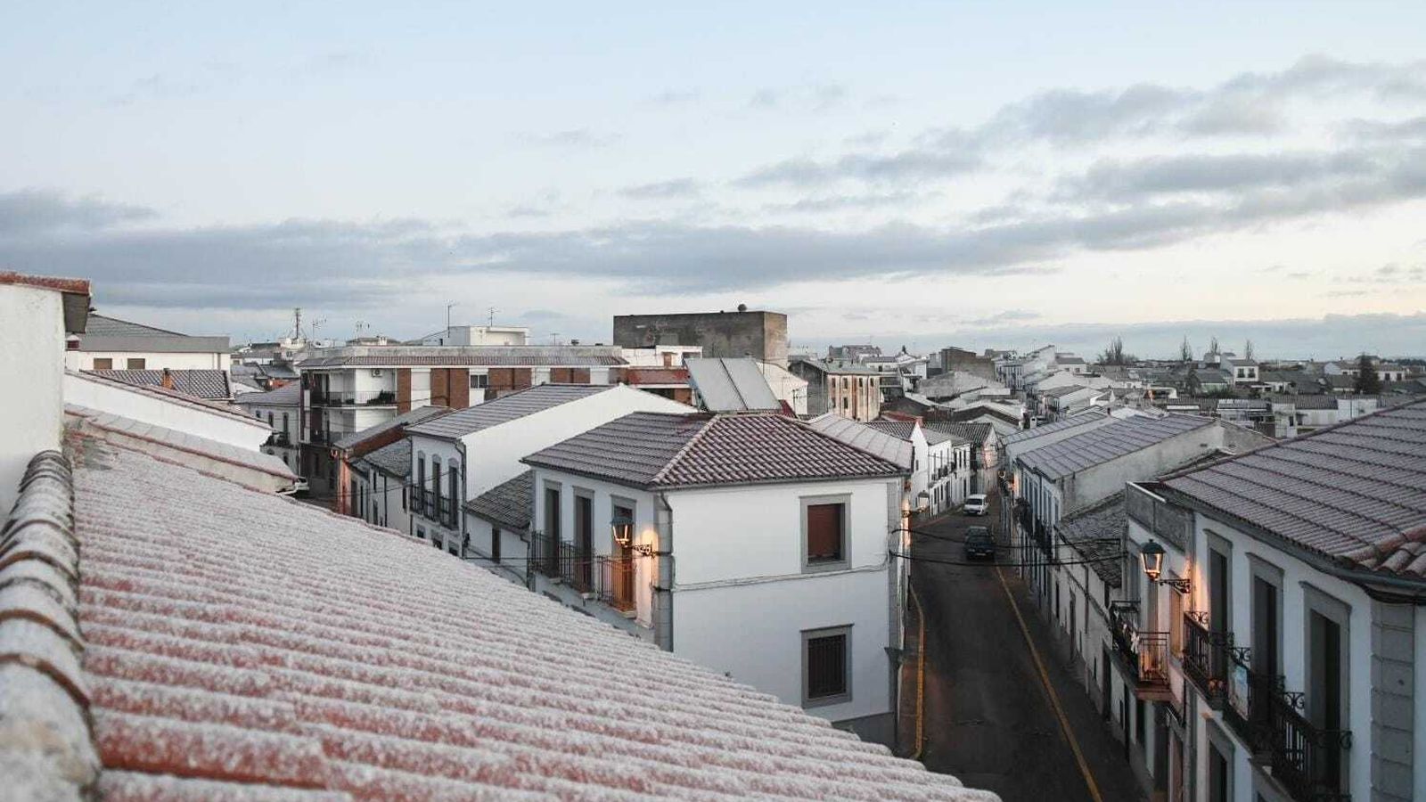 Los tejados de Villanueva de Córdoba, teñidos de blanco.