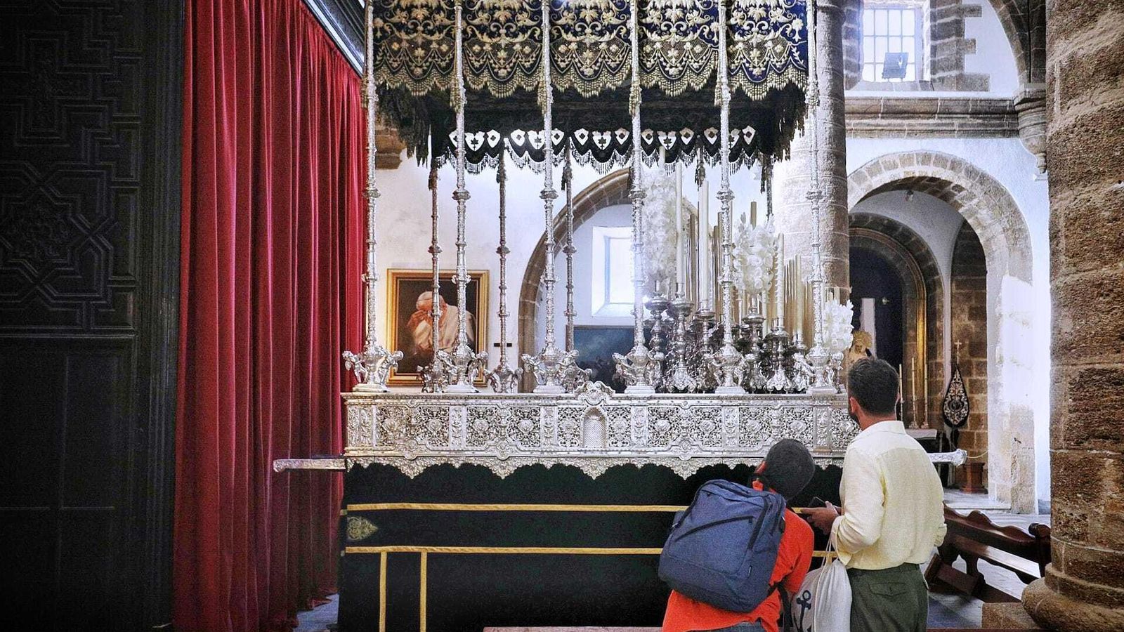 El palio de la Virgen de las Penas, con la cera fundida, en Santa Cruz.