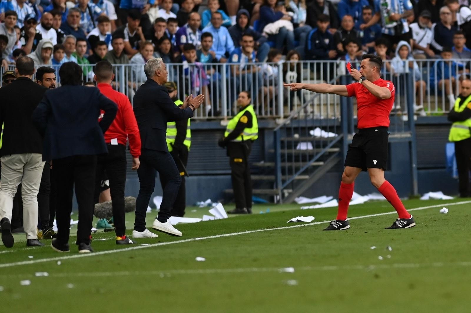 El colegiado Gálvez Rascón en el momento que expulsa a Manolo Reina.