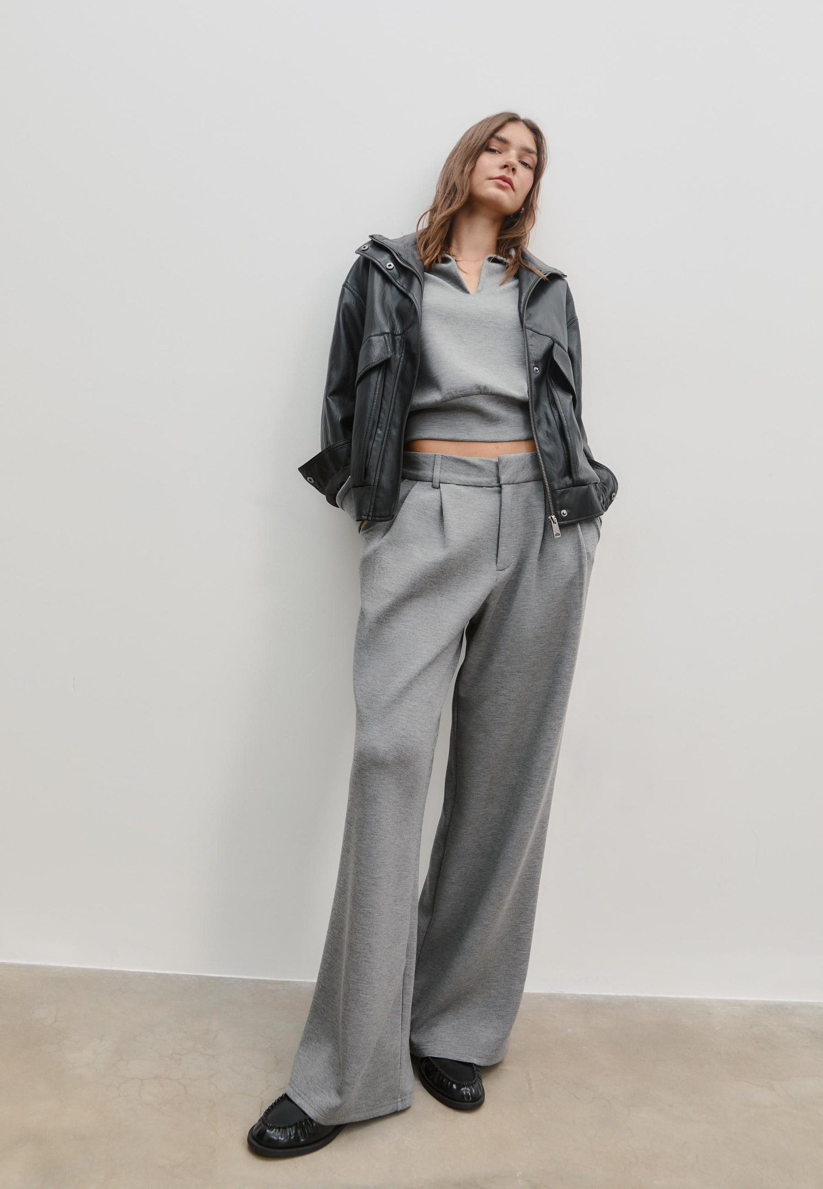 Pantalones grises de Stradivarius.