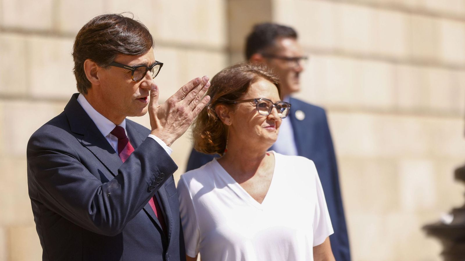 Salvador Illa llega a su toma de posesión acompañado por su mujer, Marta Estruch.
