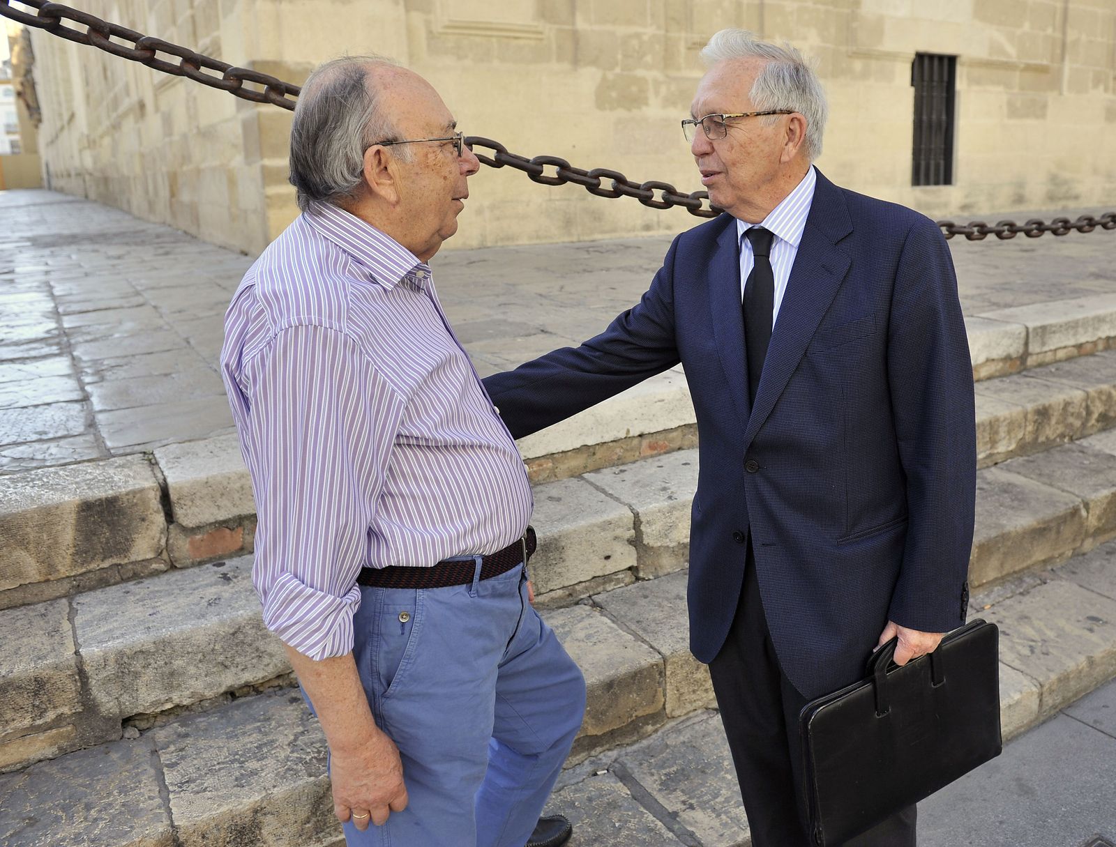 Alfredo Jiménez Núñez, izquierda, saludando en mayo de 2014 junto a la catedral a José Luis Ballester, compañero en los años de la Expo.