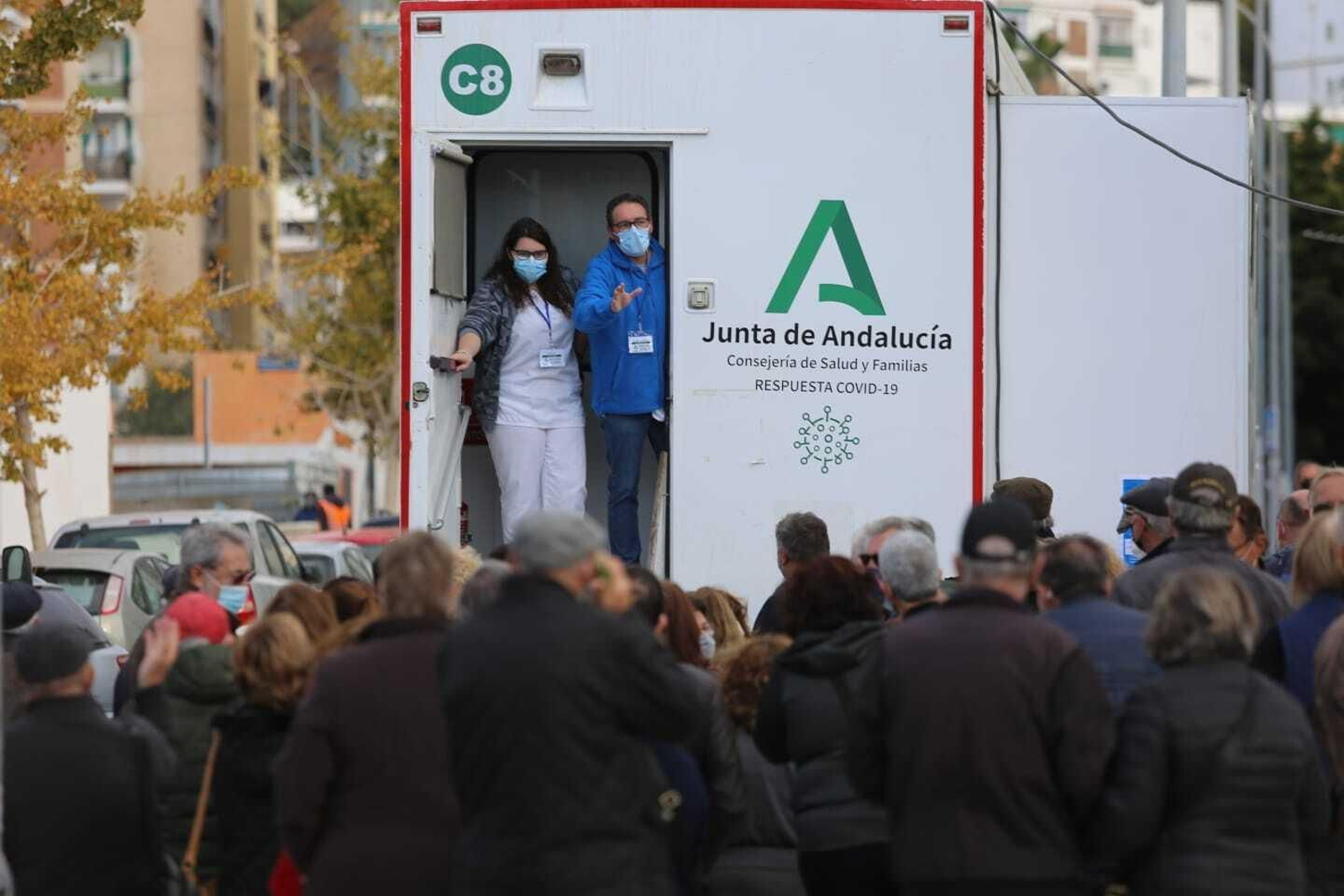 Colas en la puerta del punto de vacunación sin cita contra la COVID-19 en El Palo