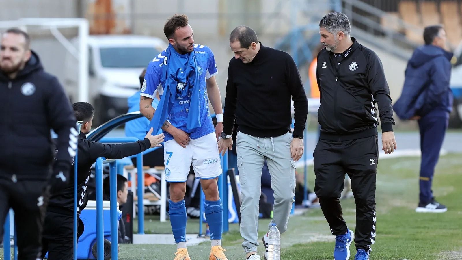 Fran Viñuela charla con Diego Caro tras lesionarse en el partido contra La Unión.