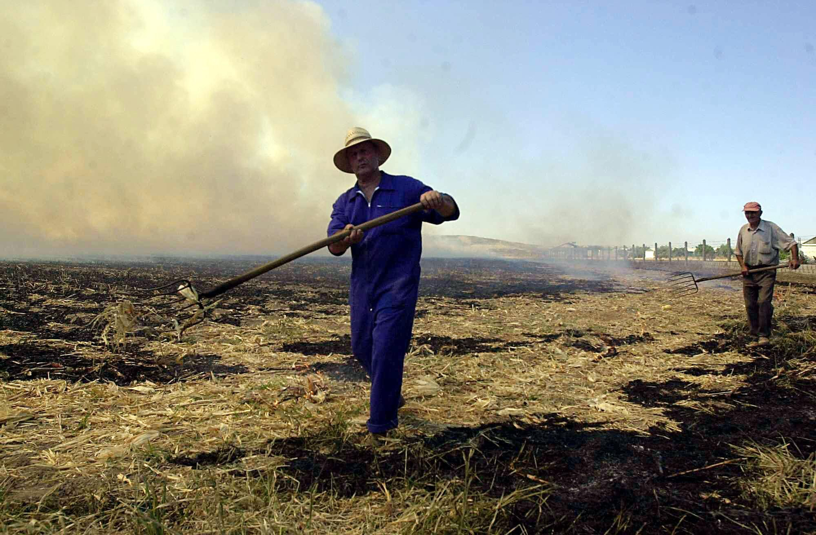 Un agricultor quema rastrojos