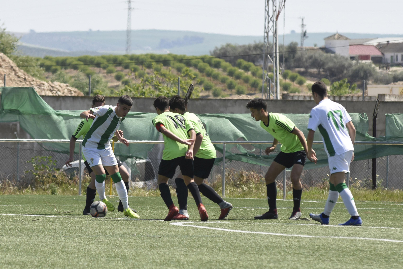 Un jugador del Córdoba es presionado por varios jugadores del Recreativo.