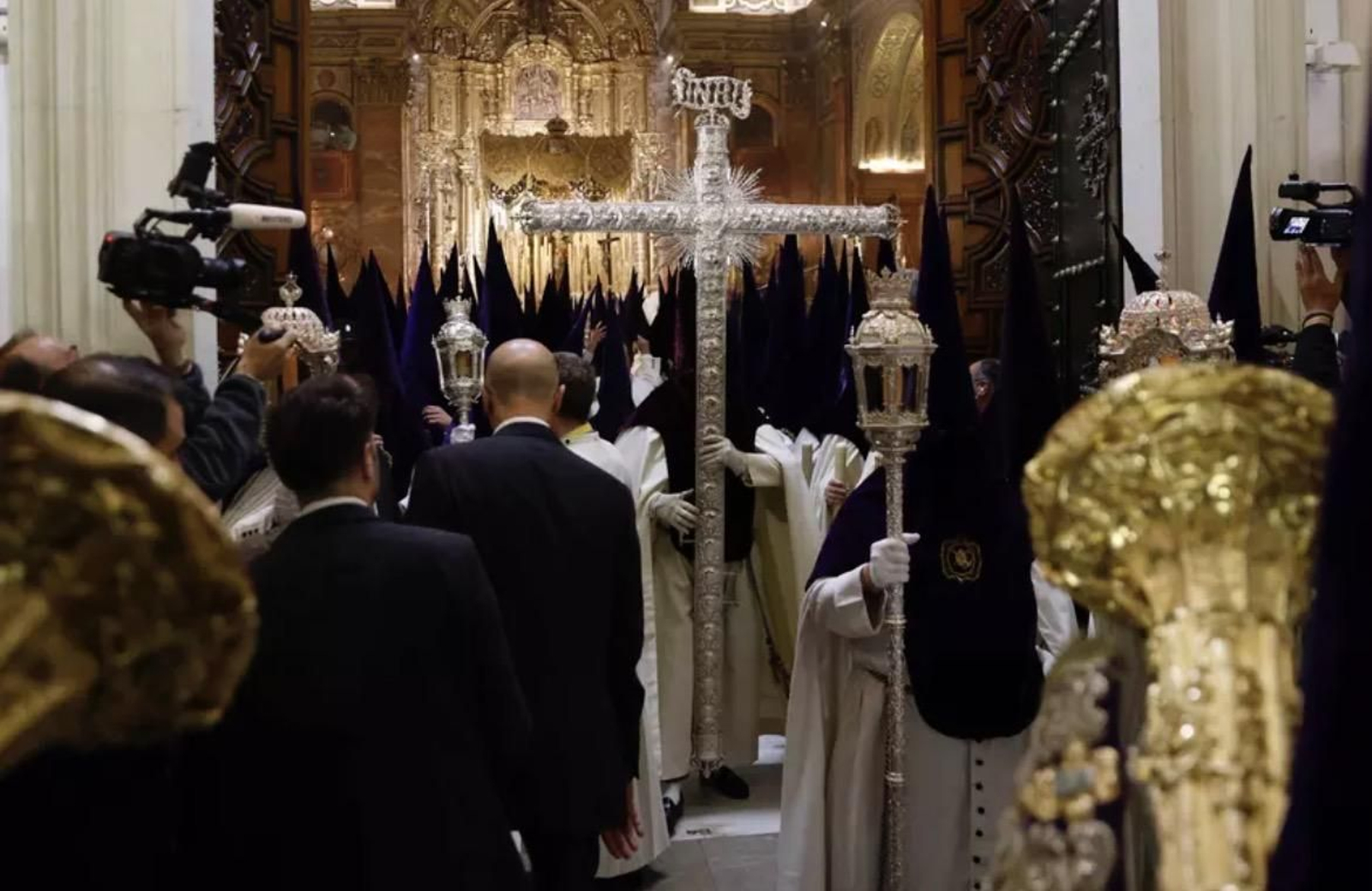 Cabezuelo tomó posesión anoche como nuevo hermano mayor