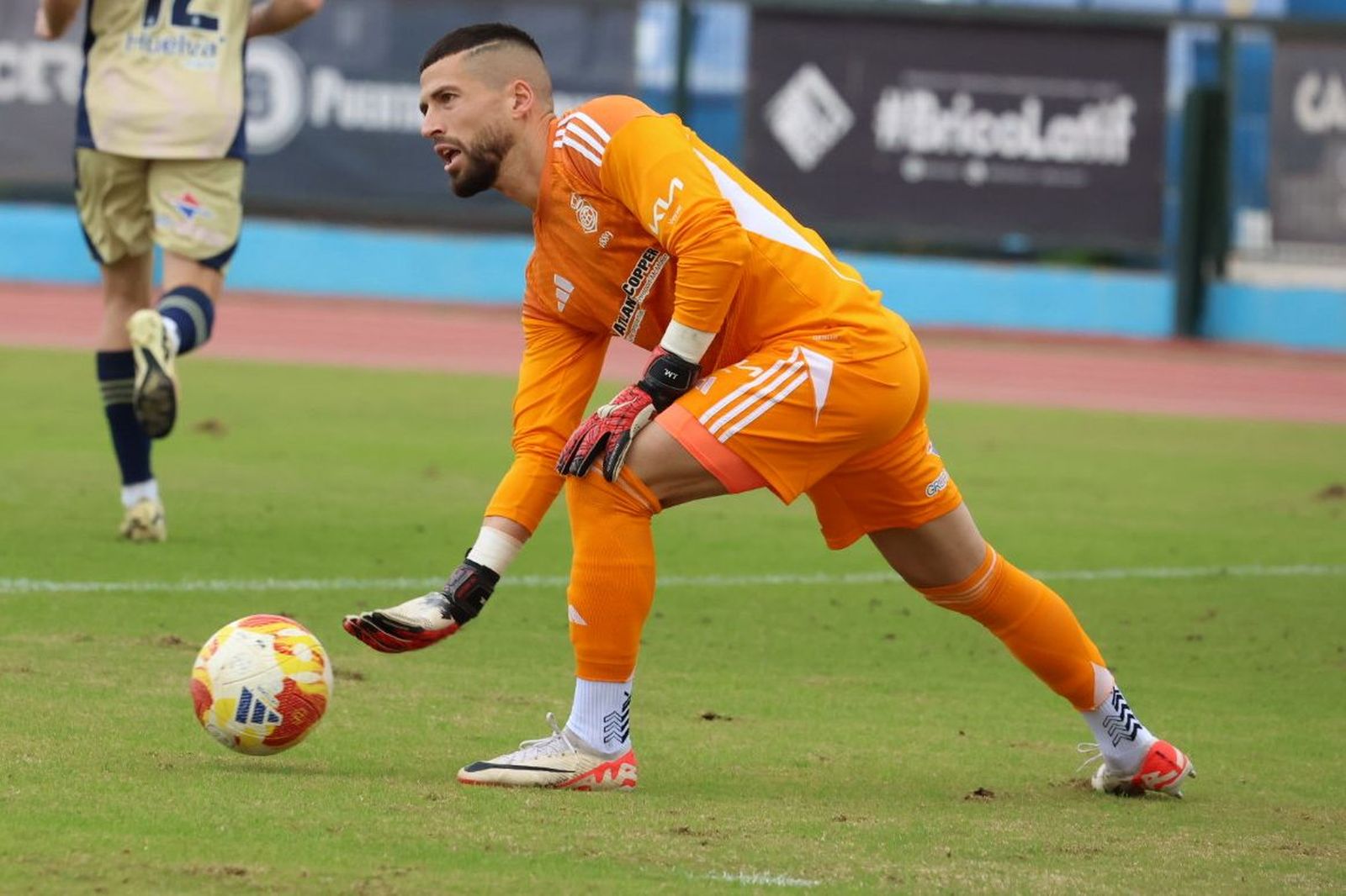 Jero pone el balón en juego en el Álvarez Claro.