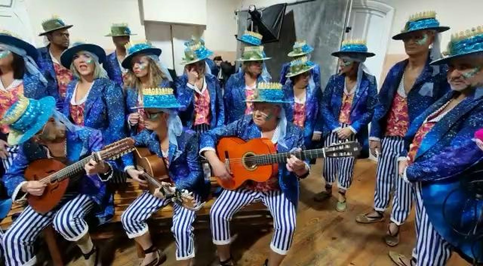 El tango del coro 'La reina del sur' en camerinos