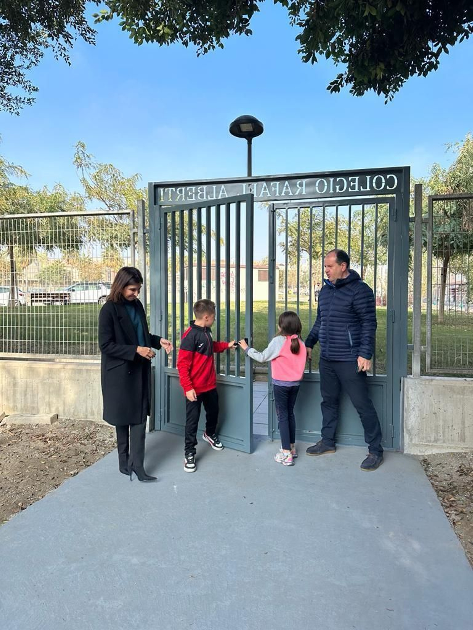 Dos representantes de alumnos, concretamente un niño y una niña de la clase de 3º de Primaria, fueron los encargados de abrir por primera vez la nueva puerta que ha sido confeccionada por la empresa Berenguel Navarro.