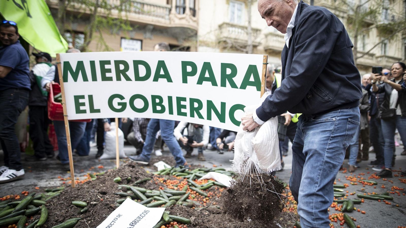 El secretario de Asaja en Granada, Manuel del Pino, volcando estiércol