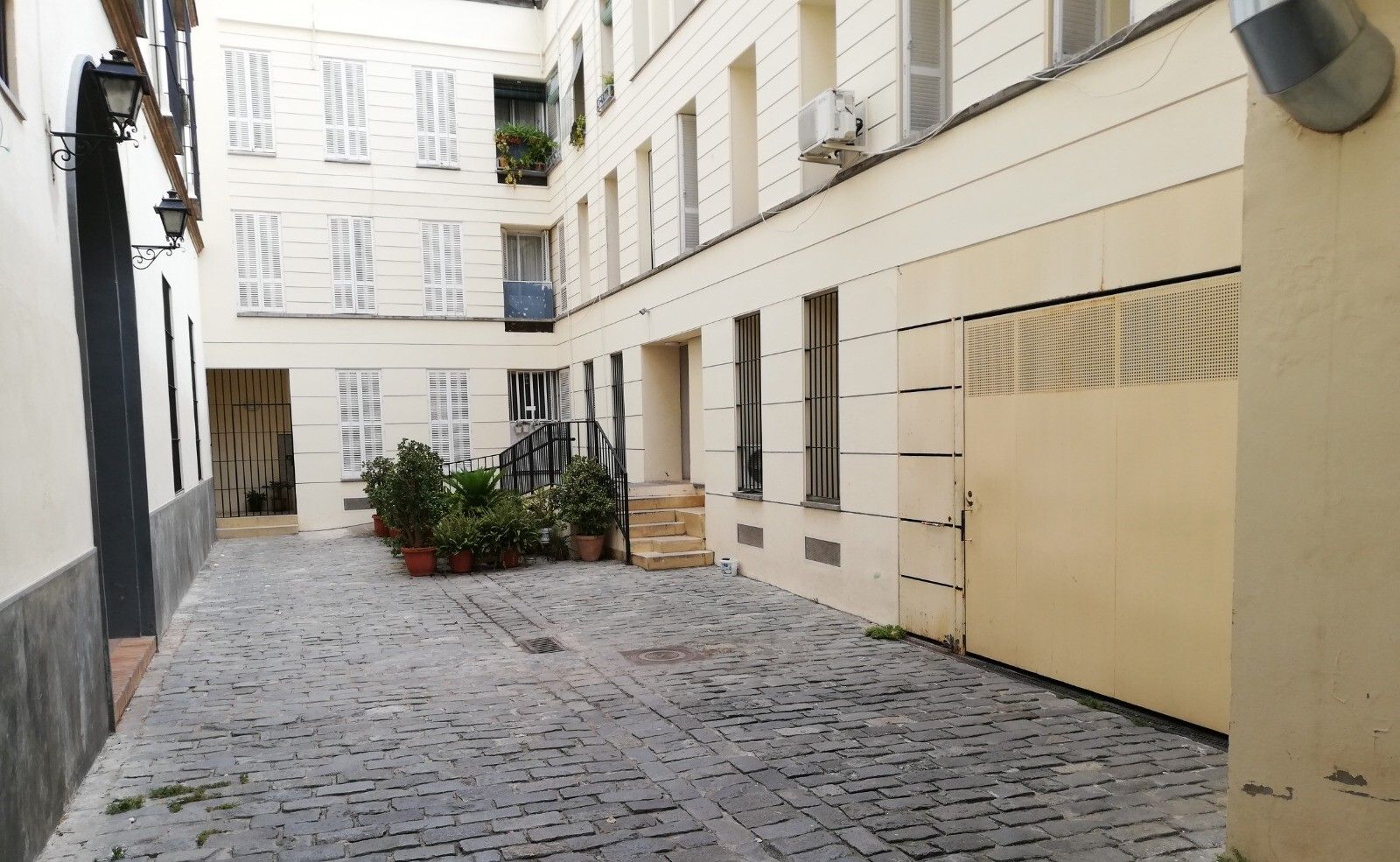 Entrada  del bloque de 11 viviendas públicas de la calle Flandes, junto a la Basílica del Gran Poder.