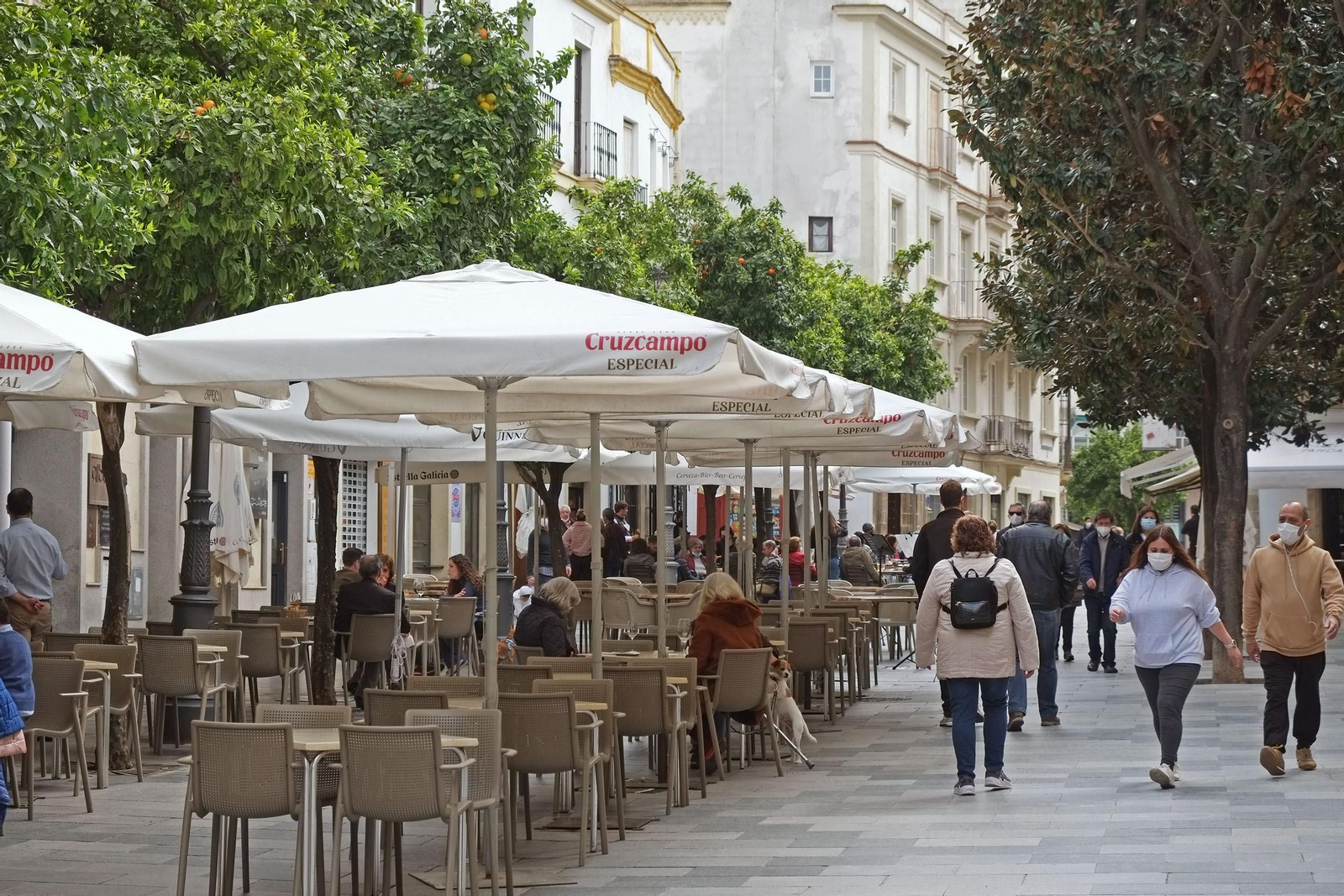 Terrazas de bares prácticamente vacías este lunes en la calle Consistorio.