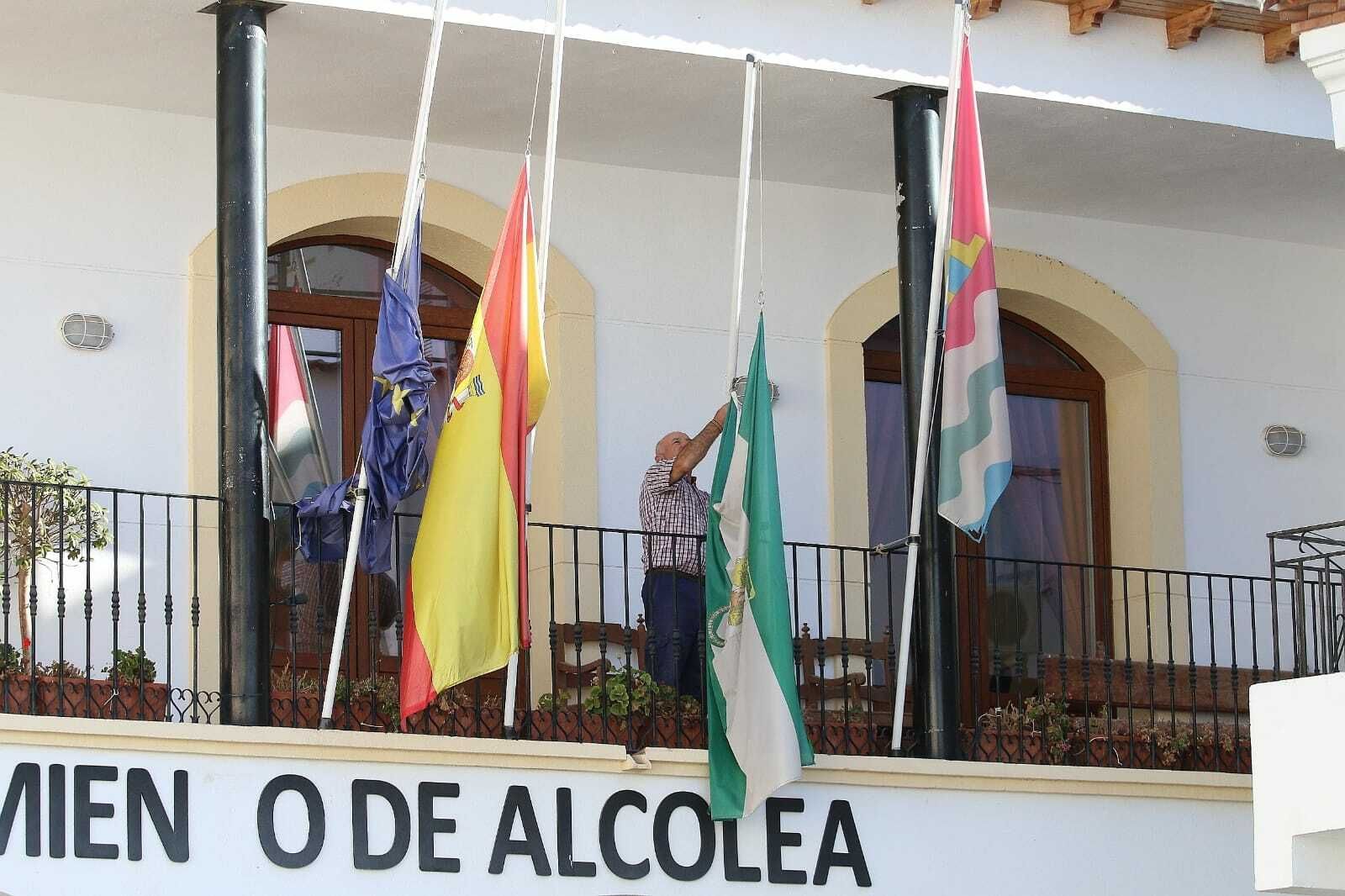 Banderas a media asta en el Ayuntamiento de Alcolea, de donde es el padres del menor asesinado por su madre